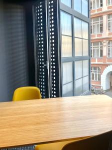 Studio Apartment by Hi5- Rottenbiller Apartment