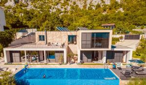 Villa Invicta with 17m pool and bay view