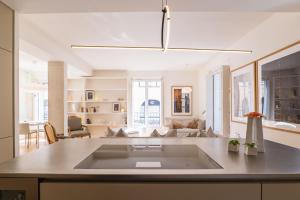 Veeve - Alabaster Bright