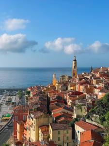 Villa lensoleillée vue panoramique mer, 250 m de la plage et du centre ville