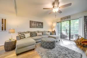 Sevierville Condo with Balcony and Pool Access!