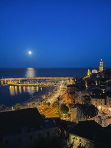 Villa lensoleillée vue panoramique mer, 250 m de la plage et du centre ville
