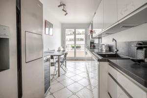 Veeve - From Levallois With Love