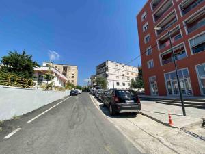 A room in a spacious condo,10 min walk from US ambassy