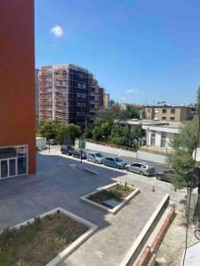 A room in a spacious condo,10 min walk from US ambassy