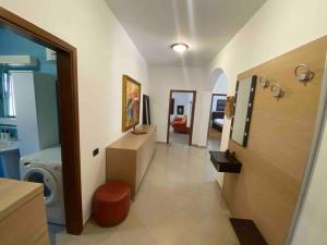 A room in a spacious condo,10 min walk from US ambassy