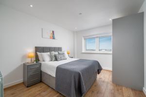 Skyvillion - London River Thames Top Floor Apartments by Woolwich Ferry, Mins to London ExCel, O2 Arena , London City Airport with Parking