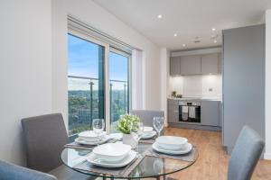 Skyvillion - London River Thames Top Floor Apartments by Woolwich Ferry, Mins to London ExCel, O2 Arena , London City Airport with Parking