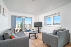 Skyvillion - London River Thames Top Floor Apartments by Woolwich Ferry, Mins to London ExCel, O2 Arena , London City Airport with Parking