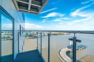 Skyvillion - London River Thames Top Floor Apartments by Woolwich Ferry, Mins to London ExCel, O2 Arena , London City Airport with Parking - North Woolwich