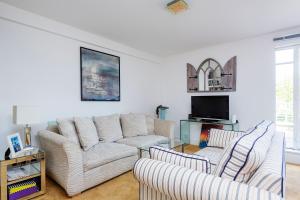 Veeve - Canalside Comfort