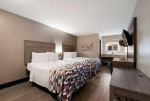 Deluxe Room with Two Double Beds Non-Smoking room in Red Roof Inn Chattanooga Airport