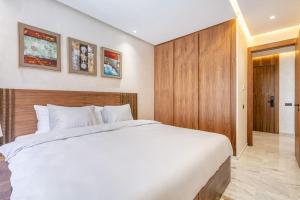 Peaceful Living: Chic Apartment, Prime Location