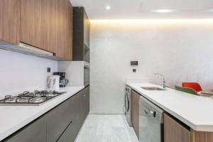 Peaceful Living: Chic Apartment, Prime Location