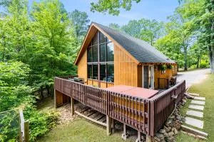 Quaint Loft Cabin w Hot Tub, FirePit, Deck & Grill - Mount Trimble