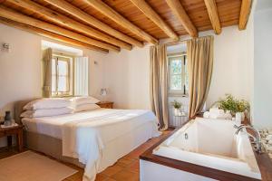 Suite Monte da Peceguina room in Herdade da Malhadinha Nova - Relais & Châteaux