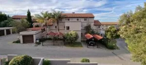 Lovely Room In a Shared Apartment with Pool - Trevallyn