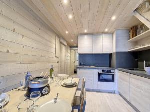 Duplex rénové à Méribel, proche pistes et commerces, balcon avec vue, Wi-Fi inclus - FR-1-688-53