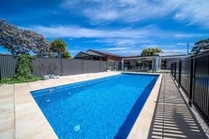 Summer Breeze on Cliff St