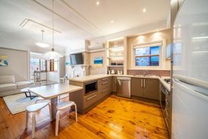 The Fourth at Sussex House - Beach Ease off Jetty Rd