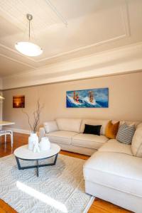 The Fourth at Sussex House - Beach Ease off Jetty Rd