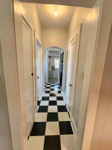 Cozy Vintage Bungalow @Mills50 District