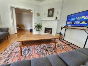 Cozy Vintage Bungalow @Mills50 District