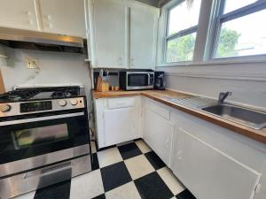 Cozy Vintage Bungalow @Mills50 District