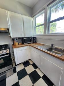 Cozy Vintage Bungalow @Mills50 District