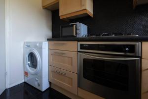 Ideal home with private parking for contractors & groups