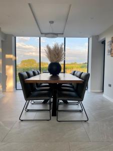 Stunning modern homein beautiful grounds.