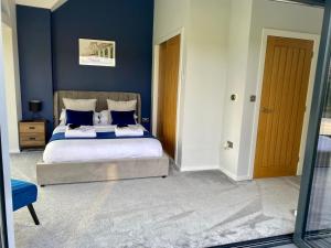 Stunning modern homein beautiful grounds.