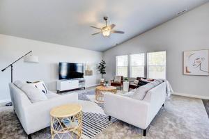 BRAND NEW 4-BDRM HOME Farmhouse at Grand Rapids