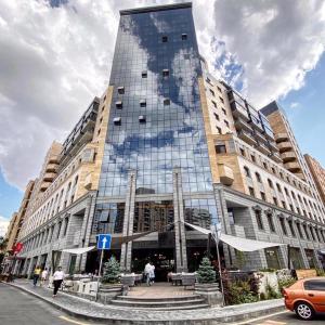 Modern Stylish 1 bedroom Apartment by Republic Square, Middle of City CENTER