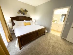 Comfortable Apart 4Bdrm3Bath- 4 miles to Disney