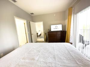 Comfortable Apart 4Bdrm3Bath- 4 miles to Disney