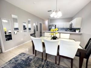 Comfortable Apart 4Bdrm3Bath- 4 miles to Disney