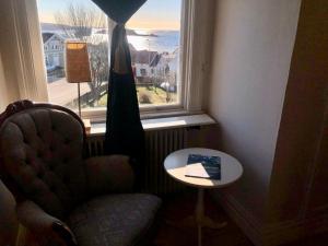 Vacker våning med havsutsikt i Strömstads centrum.