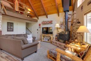 Furnished Deck High Sierra Cabin in Twain Harte!