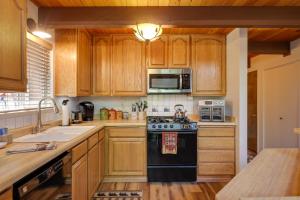 Furnished Deck High Sierra Cabin in Twain Harte!