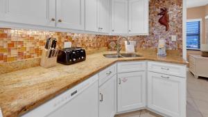 Inlet Reef 215 Spacious condo with complimentary seasonal beach service and great water views