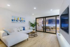 Seafront villa with roofpool, perfect getaway