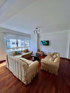 Vista a las montañas y Calefaccion cerca de teleferico y U Catolica