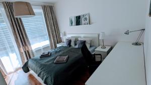 E1 Central Luxury Apt with Garage, Foodstore, Aircon, PC Screen, Netflix, Alexa Unlimited Music, Crib