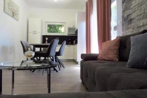 Apartments with a parking space Sinj, Zagora - 21628