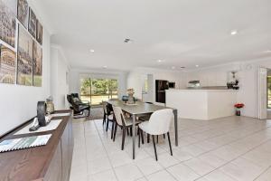 Home Among the Gum Trees - Lovedale. Central to wineries and wedding venues