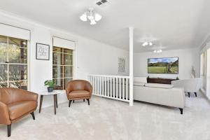 Home Among the Gum Trees - Lovedale. Central to wineries and wedding venues