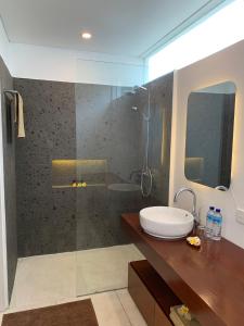 Suite Có Giường Cỡ King Nhìn Ra Hồ Bơi (King Suite with Pool View)