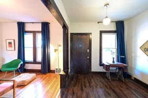 Luxe Mid-Century Styled Townhouse #3631