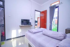 Harsari Syariah with Karaoke and Balcony